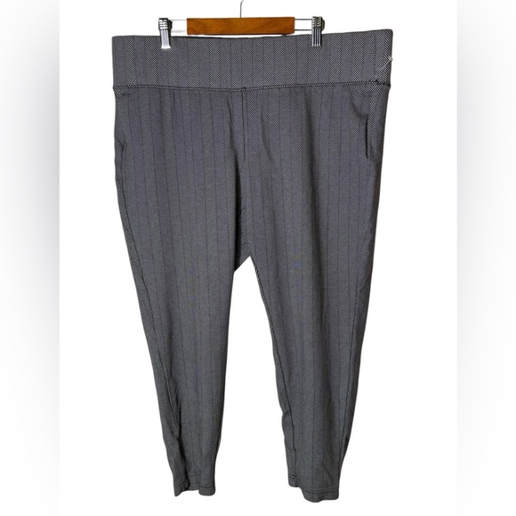 Torrid Women's Size 2x Plus Pants Legging Chevron Black and white Pull On - Picture 1 of 8